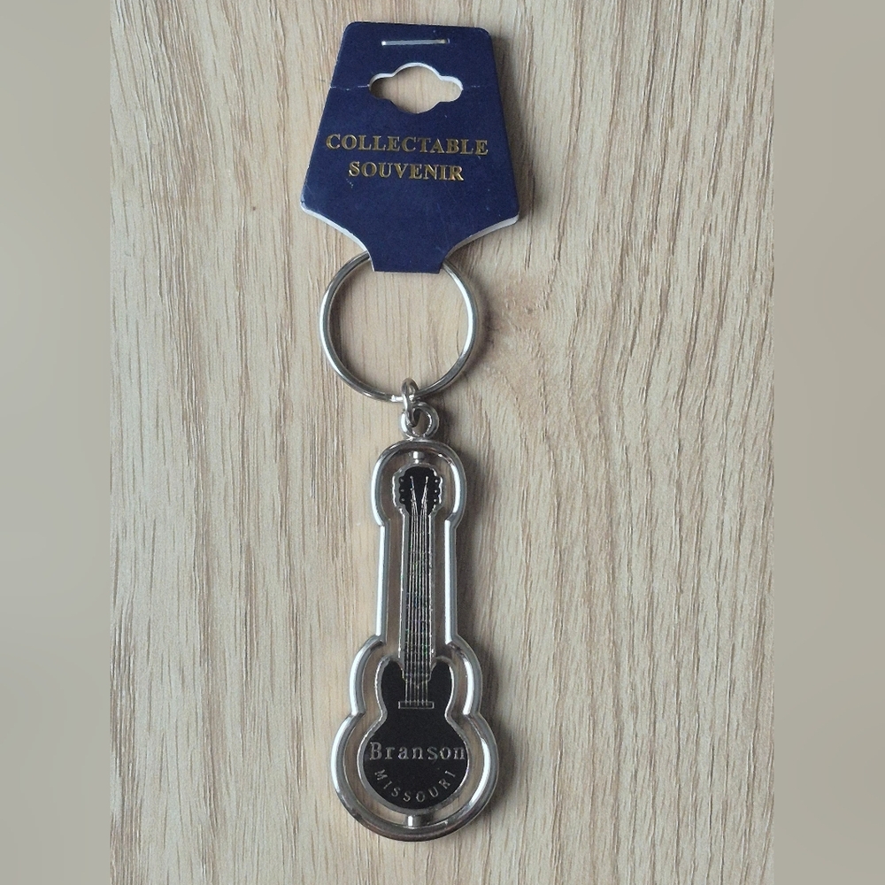 NWT Collectible Spinning guitar keychain/ring souvenir from Branson, Missouri. 